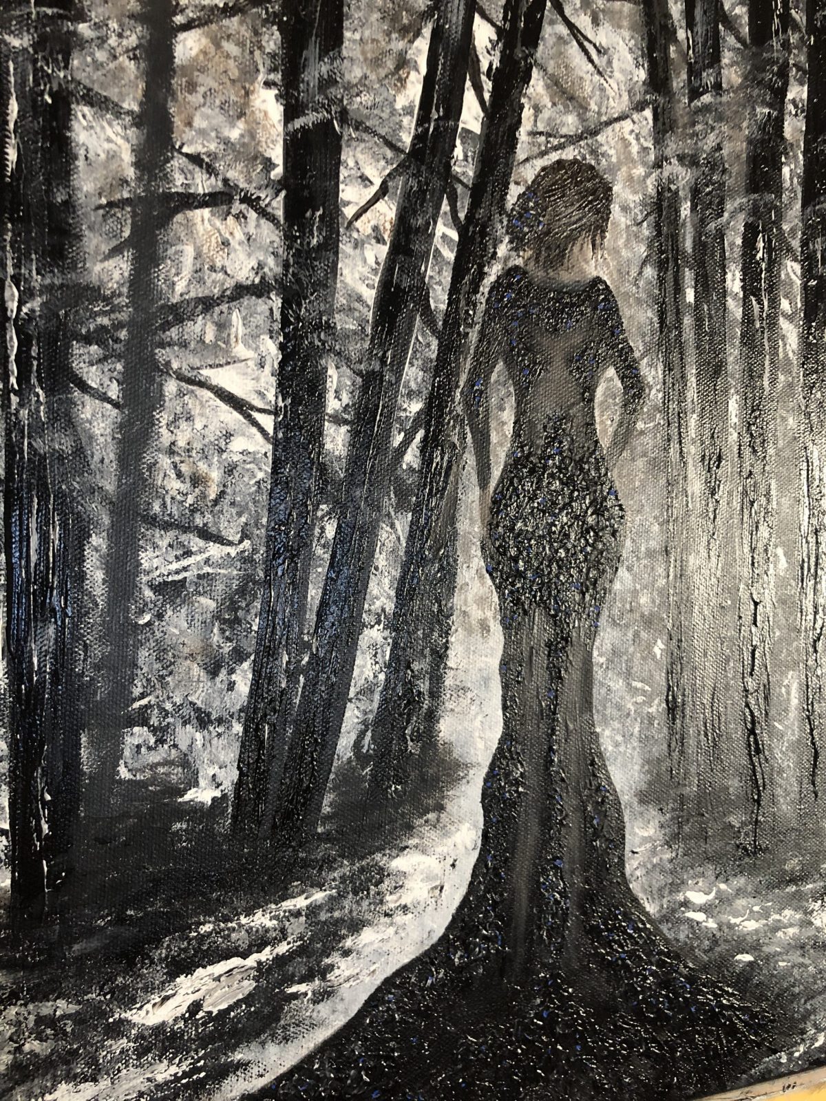 "La veuve noire" le plan sur la femme s'avancant dans la forêt - La veuve noire - peinture acrylique réalisé au couteau présentant une veuve noire entrant dans une forêt en noir et blanc