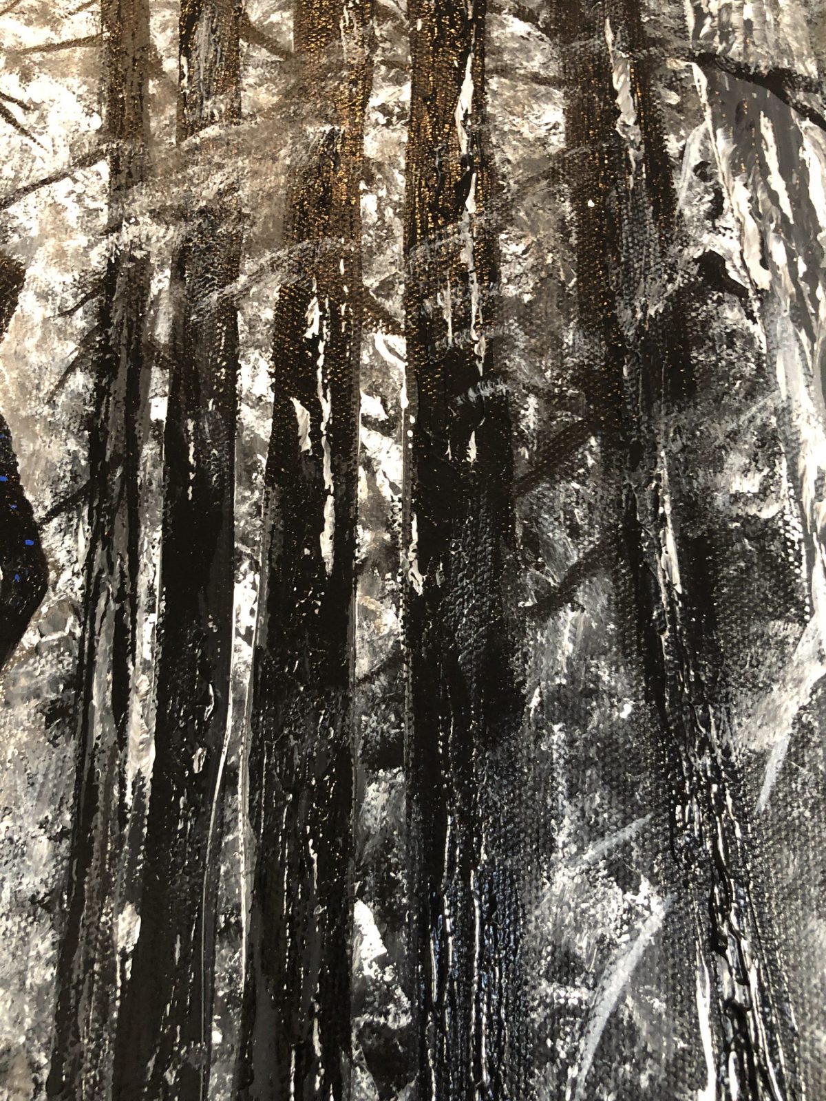 La veuve noire - le plan sur le côté de la toile, forêt - La veuve noire - peinture acrylique réalisé au couteau présentant une veuve noire entrant dans une forêt en noir et blanc
