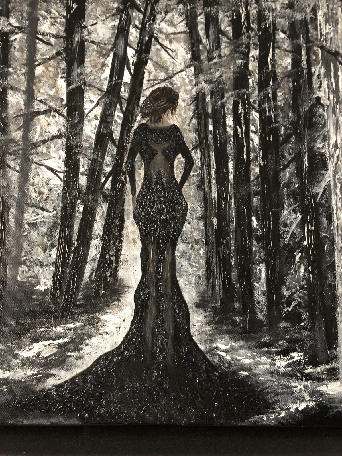 La veuve noire, gros plan de la femme - La veuve noire - peinture acrylique réalisé au couteau présentant une veuve noire entrant dans une forêt en noir et blanc