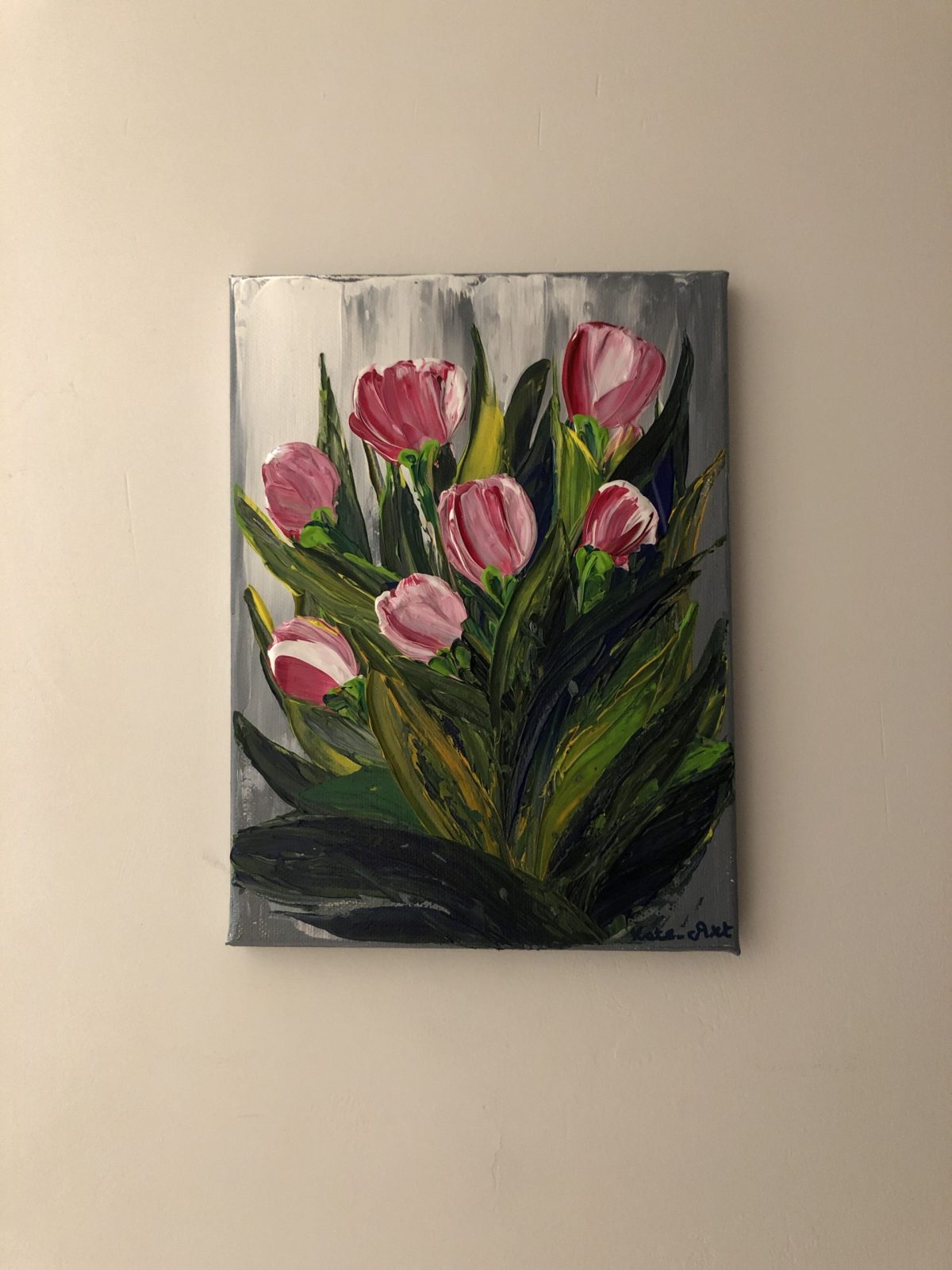 Tulips exposed on the white wall